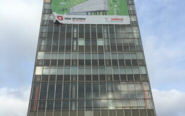 2 Abseiltechnieken monteren op hoogte reclamedoek aan gevel rope access eindhoven