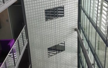 2 Abseiltechnieken rope access Dolmans atrium reiniging Delft