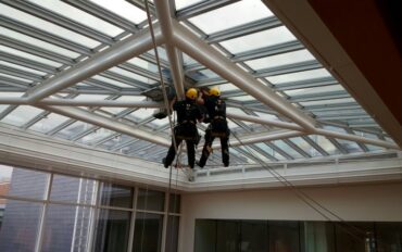 2 alpinisten abseiltechnieken installatiewerk monteren op hoogte