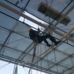 2 monteren op hoogte amsterdam door abseiltechnieken