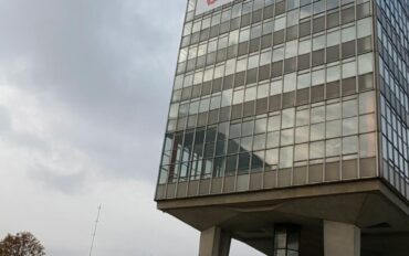 3 Abseiltechnieken monteren op hoogte reclamedoek aan gevel rope access eindhoven