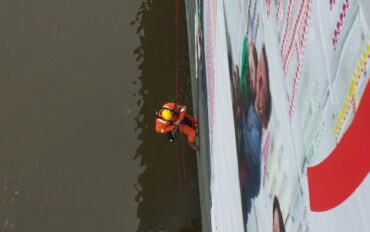 3 Abseiltechnieken werken boven water reclame doek