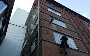3. Abseiltechnieken rope access ramenwassen op hoogte
