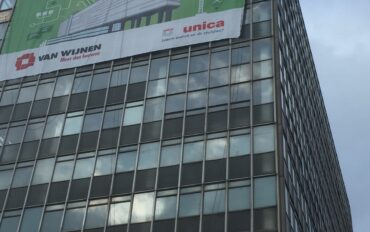4 Abseiltechnieken monteren op hoogte reclamedoek aan gevel rope access eindhoven