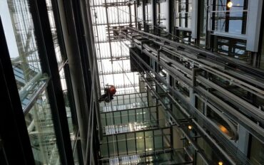 4 Abseiltechnieken rope access Dolmans atrium reiniging Delft