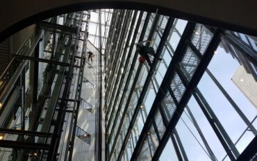 5 Abseiltechnieken rope access Dolmans atrium reiniging Delft