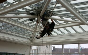 5 alpinisten abseiltechnieken installatiewerk monteren op hoogte