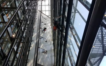 6 Abseiltechnieken rope access Dolmans atrium reiniging Delft