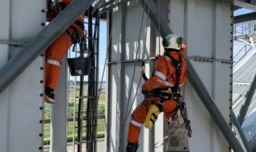 6 Rope access spot repair Eneco Abseiltechnieken