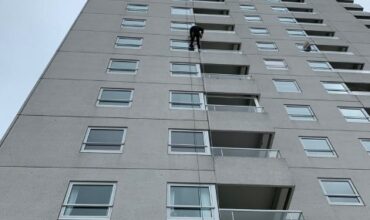 2 Abseiltechnieken gevelinspectie woontoren Rotterdam