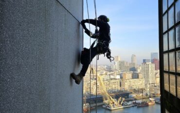1 ATI Abseiltechnieken onderhoud op hoogte Rotterdam lekkage inspectie kitwerk rope access (Middel)