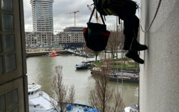 2 ATI Abseiltechnieken onderhoud op hoogte Rotterdam lekkage inspectie kitwerk rope access (Middel)