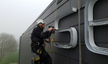 1 Abseiltechnieken monteren lichtreclame boven water rope access advertising (Middel)