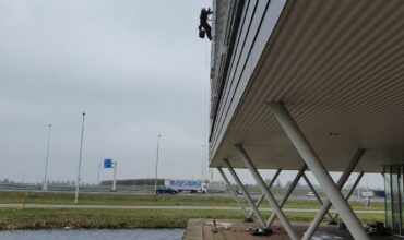 2 Abseiltechnieken monteren lichtreclame boven water rope access advertising (Middel)
