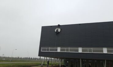 4 Abseiltechnieken monteren lichtreclame boven water rope access advertising (Middel)