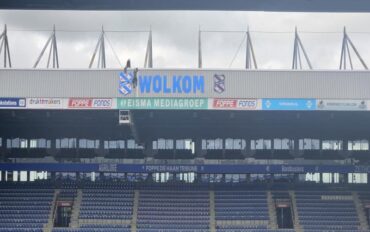 1 Abseiltechnieken rope access voerbalstadion Reclameborden medium