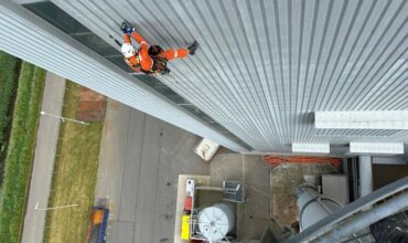 2 Gevel op hoogte inspecteren en abseiltechnieken rope access-800x600