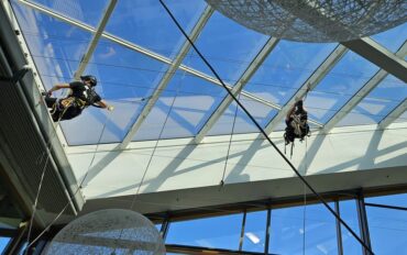 1 Reinigen atrium op hoogte Amsterdam Abseiltechnieken rope access