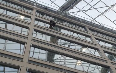 2. Abseiltechnieken rope access raam vervangen op hoogte