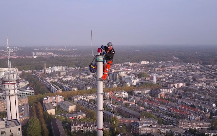 Lampenvervanging op masten van het WTC-gebouw in Den Haag.