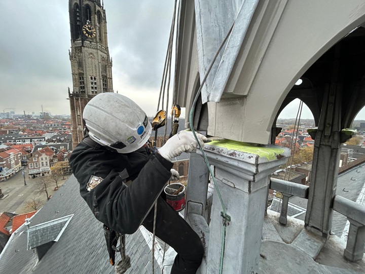 Schilderwerk aan dakkapellen en torentje van de Jesse Mariakerk in Delft .