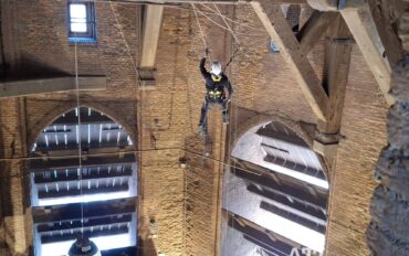 2 monteren op hoogte sprinklerinstallatie abseiltechnieken KLEIN