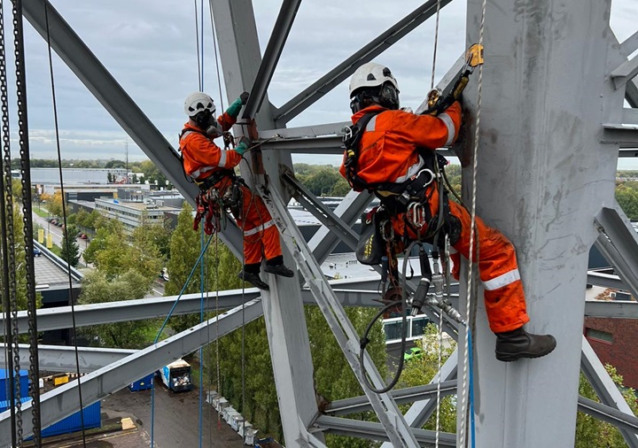 Montagewerk op hoogte in Amsterdam