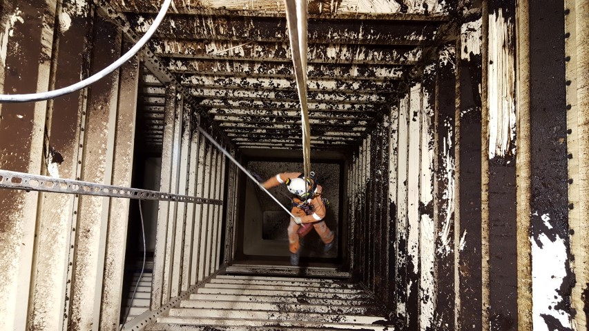 Schachtreiniging in besloten ruimte uitgevoerd met rope access