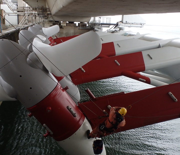 Oze Specialisten voeren onderhoud uit aan turbines van de Oosterscheldekering boven water